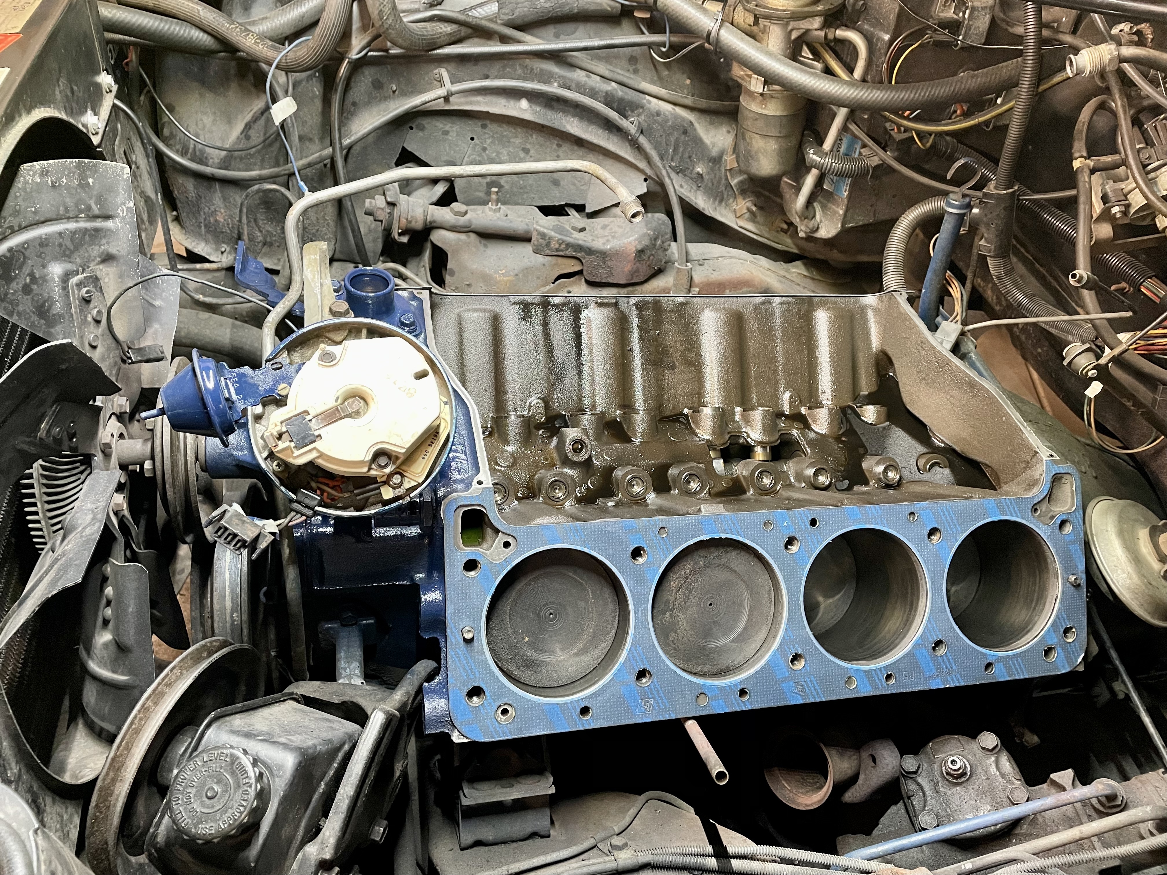 Motor eines klassischen US-Fahrzeugs mit abgenommenem Zylinderkopf, typisch für Reparaturen in der Oldtimer Profi Werkstatt für Cadillac und Lincoln (1956-1979).