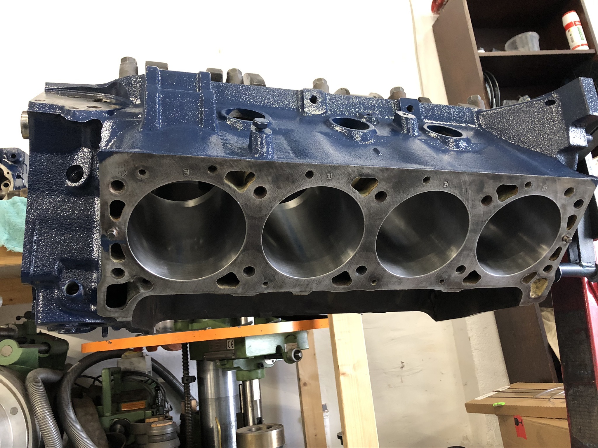 Blau lackierter Motorblock mit vier Zylindern, typisch für klassische US-Fahrzeuge wie Cadillac oder Lincoln, in einer spezialisierten Oldtimer-Werkstatt.