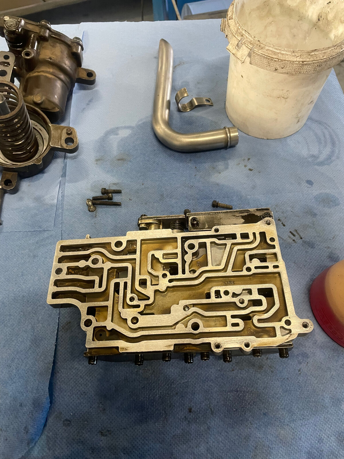 KENNTNIS, DIE VERTRAUEN SCHAFFT