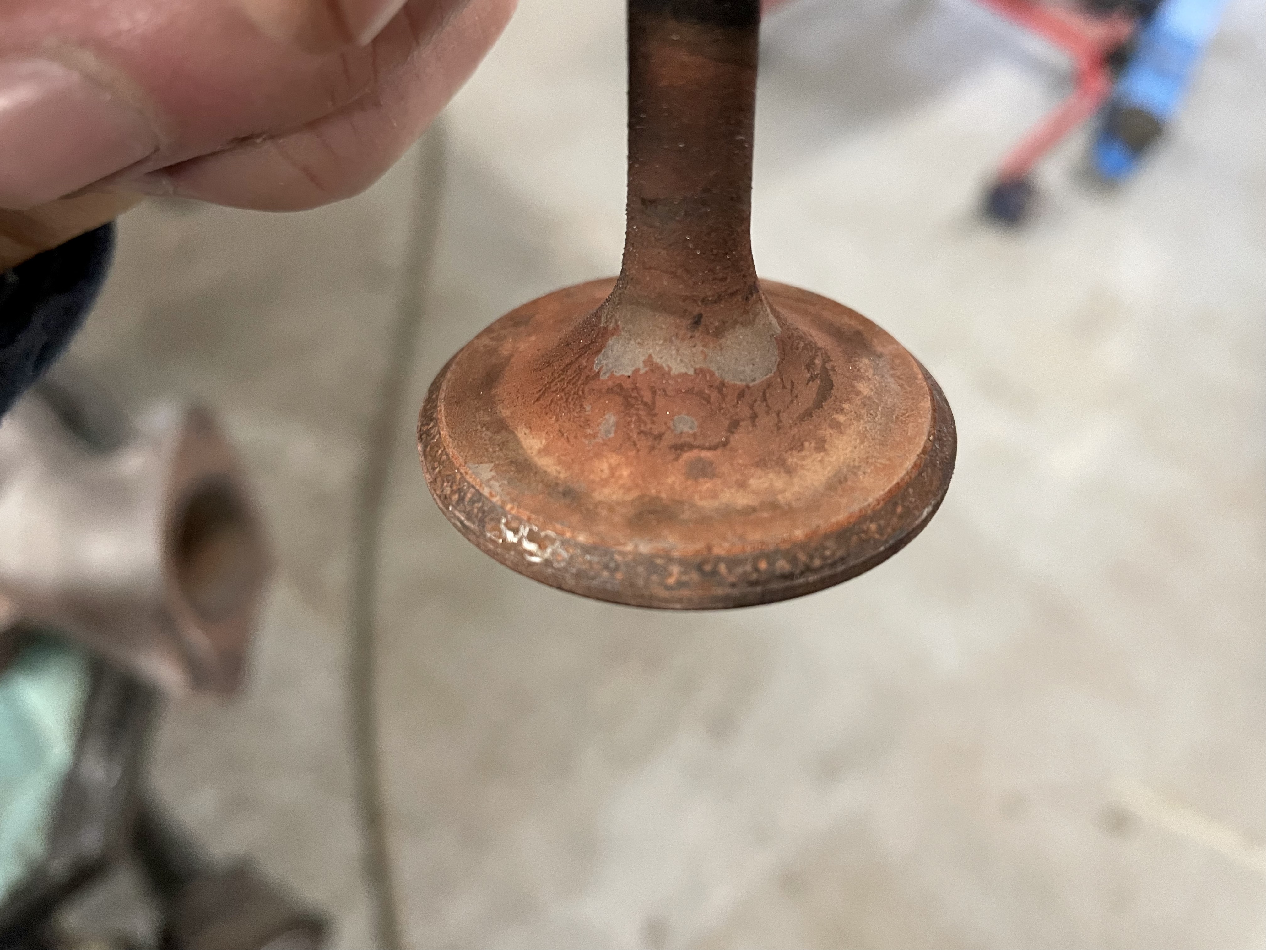 Rostiges Metallventil, typisches Ersatzteil für klassische US-Fahrzeuge wie Cadillac und Lincoln (Baujahre 1956-1979), das in der spezialisierten Werkstatt Oldtimer Profi für Oldtimer-Reparaturen und -Wartung verwendet wird.